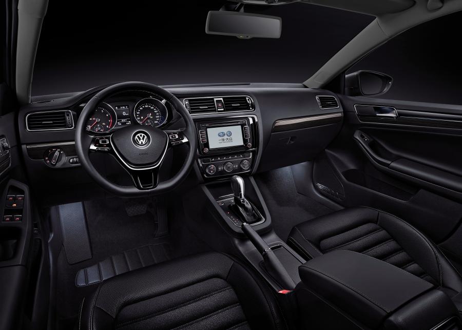Торпедо Volkswagen Sagitar 2015 года  (фото 3 из 17)